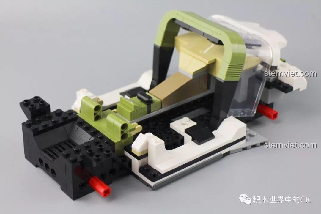 Lắp ráp phần khung Targa và kính chắn gió cho đồ chơi lắp ghép Xe thể thao Porsche 911 Targa mui trần.