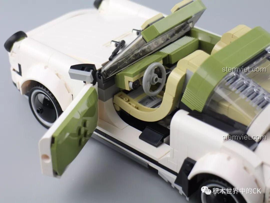 Cửa xe có thể mở ra, để lộ nội thất màu kem và xanh lá của Xe thể thao Porsche 911 Targa mui trần 13103.