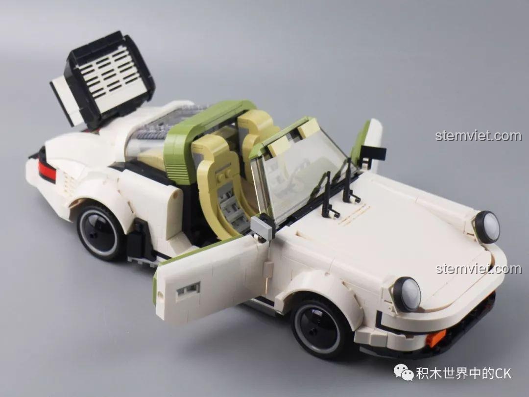 Toàn cảnh đồ chơi mô hình 13103 với cửa và nắp động cơ đang mở.