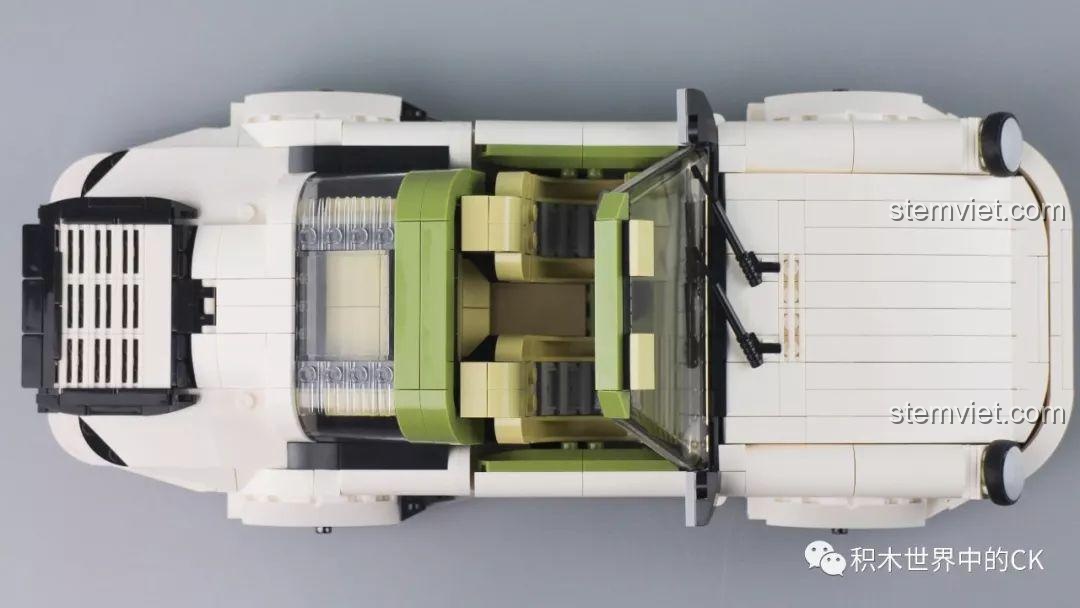 Góc nhìn từ trên xuống của bộ lắp ráp Siêu xe Porsche 911 Targa, cho thấy rõ nội thất bên trong.