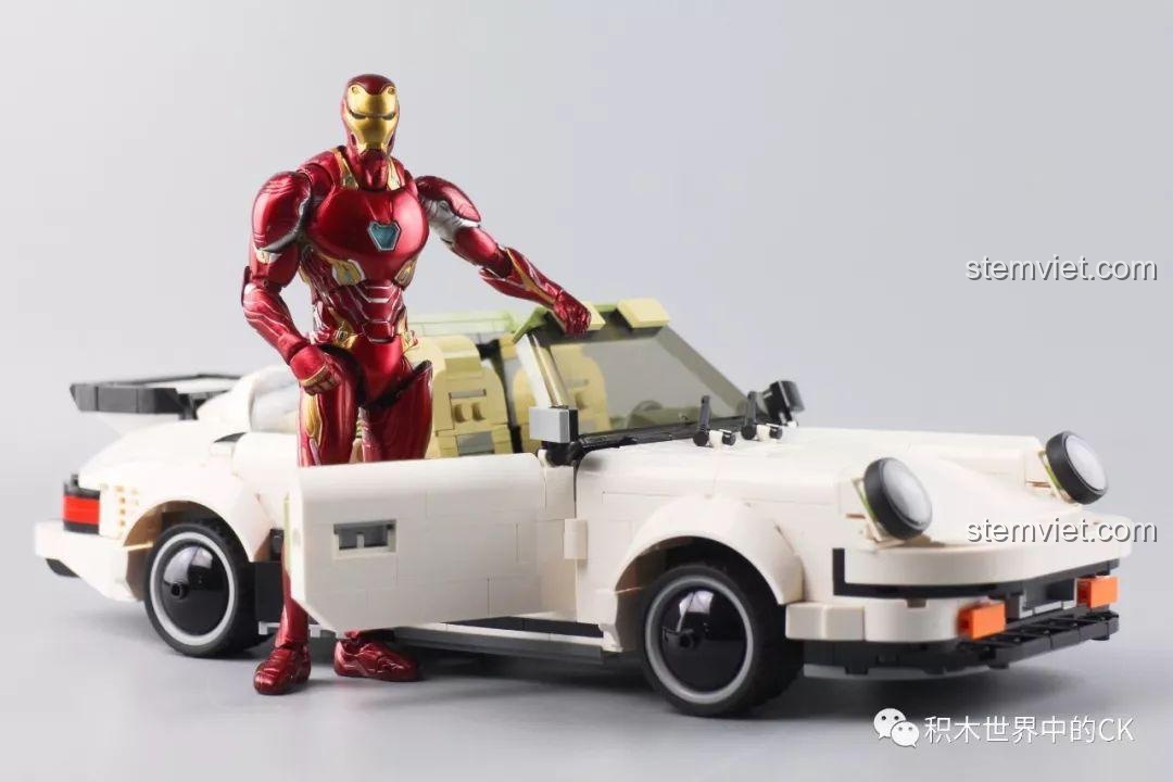 Mô hình Iron Man đứng cạnh bộ lắp ráp Siêu xe Porsche 911 Targa để so sánh kích thước.