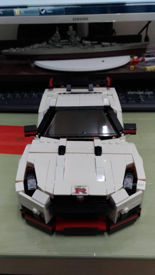 Ảnh chụp thực tế từ người dùng của bộ đồ chơi mô hình Godzilla Nissan GTR R35, nhìn từ phía trước, khoe trọn thiết kế hầm hố.