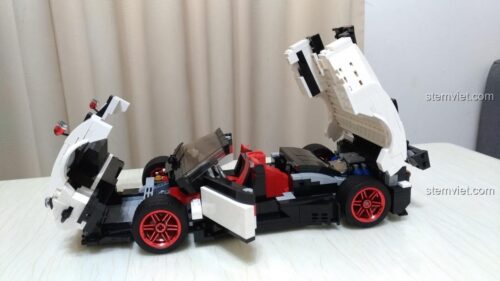 Ảnh thực tế đồ chơi mô hình Mould King 13105 Pagani Zonda Cinque Roadster, các cửa và nắp capo đều mở được.