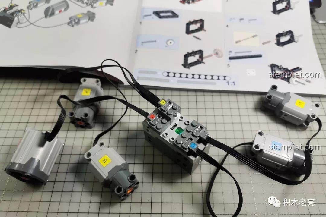 Hệ thống động cơ và pin của bộ lắp ráp xe nâng hàng Mould King 13106, thể hiện sự phức tạp và kỹ thuật vượt trội của đồ chơi mô hình.