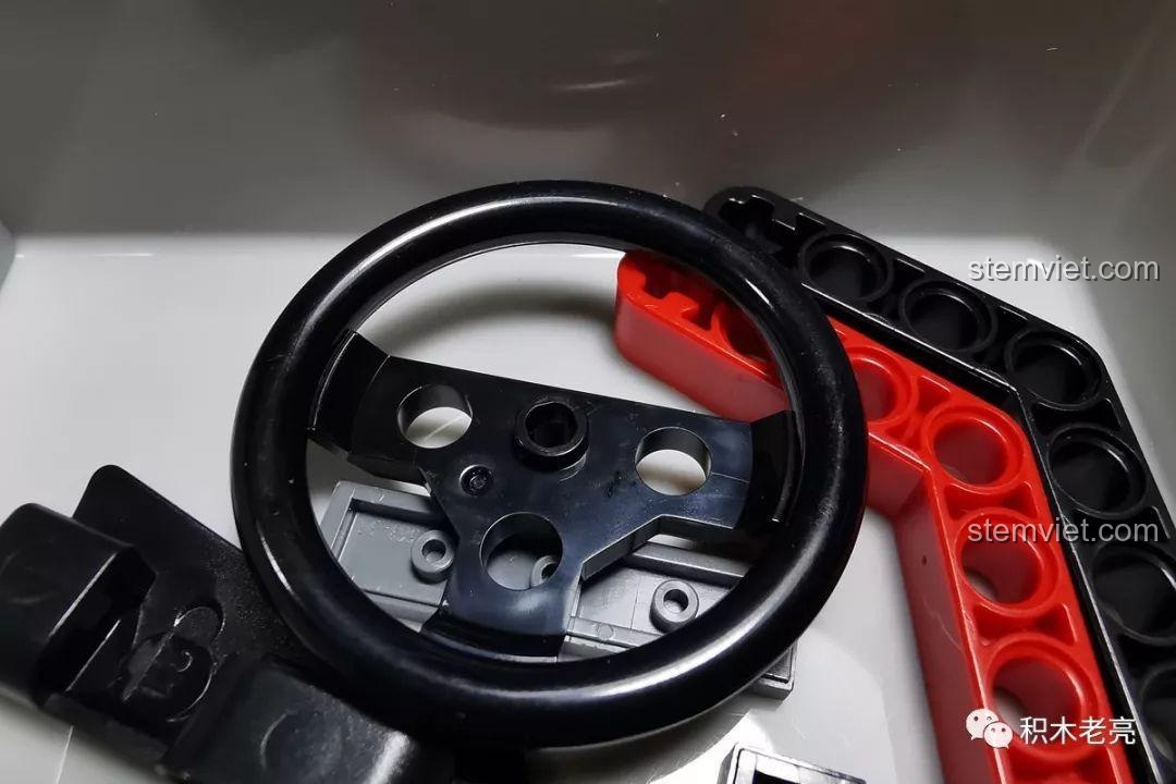 Vô lăng và ghế lái của mô hình xe nâng hàng Mould King 13106, thể hiện sự tỉ mỉ trong thiết kế đồ chơi mô hình.