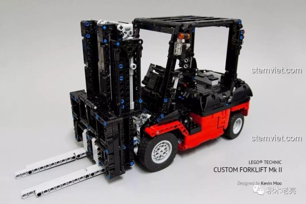 Mô hình xe nâng hàng Mould King 13106 Technic màu đỏ đen hoàn thiện, sẵn sàng hoạt động.