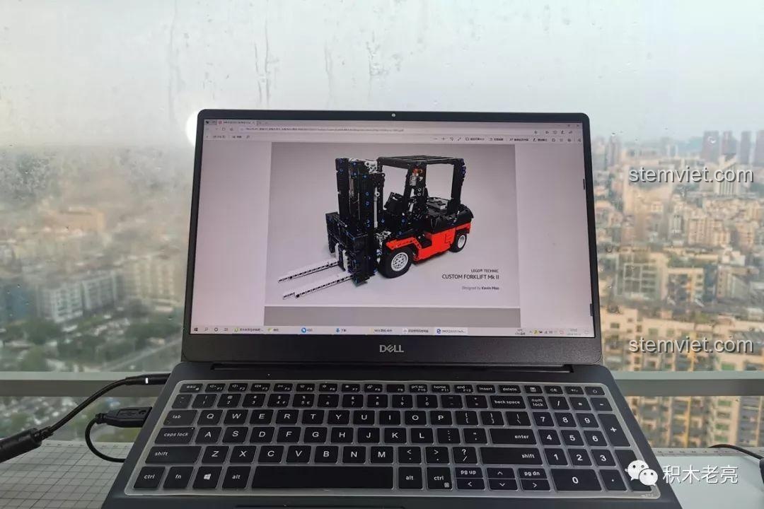 Đồ chơi mô hình xe nâng công nghiệp Mould King 13106 trên laptop, chi tiết sắc nét, mang lại trải nghiệm lắp ráp kỹ thuật vượt trội cho bé trai 8 tuổi.