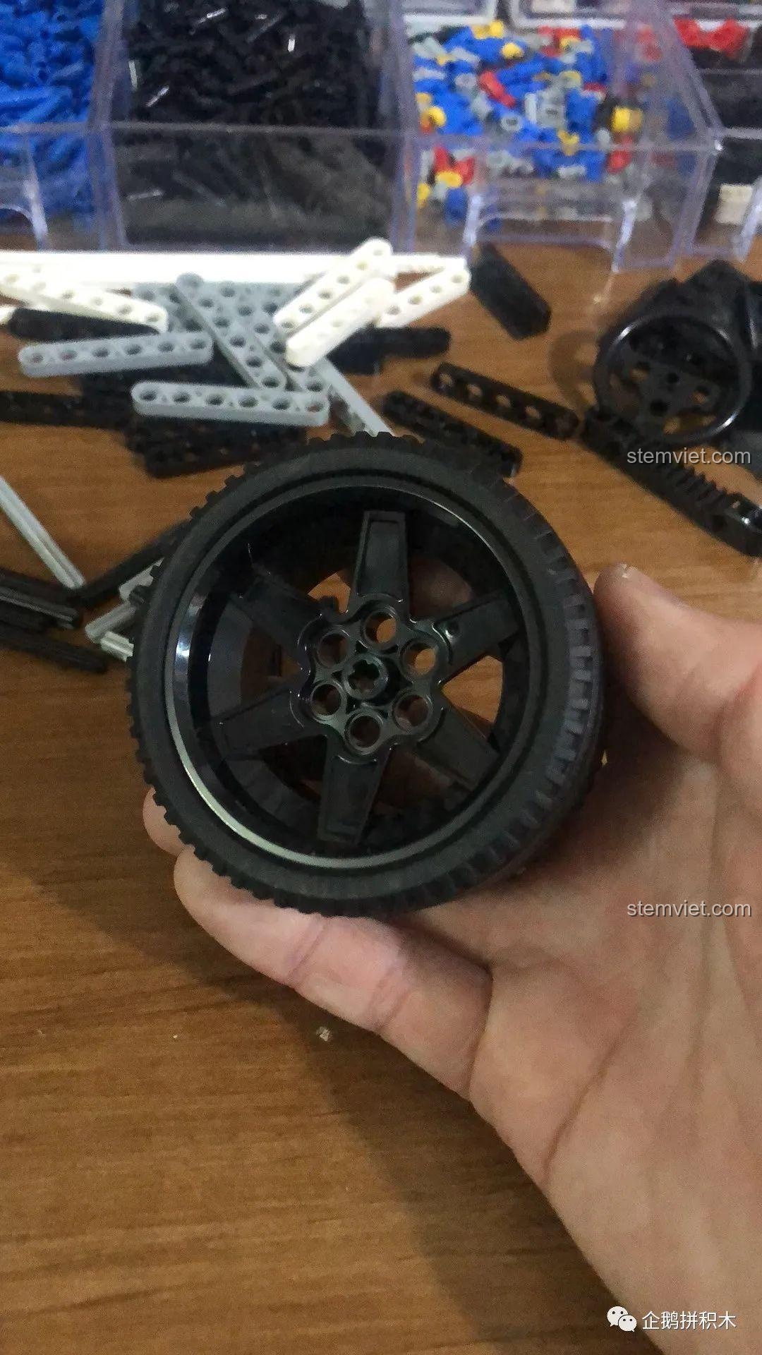 Góc nhìn khác về bộ sưu tập xe Technic của người dùng, cho thấy niềm đam mê với đồ chơi lắp ráp.