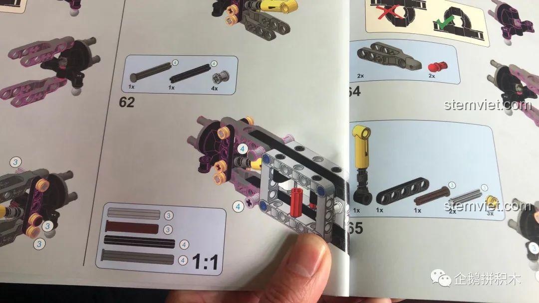 Cạnh hộp bộ lắp ráp Mould King 13117 Xe Đua F1, cho thấy thiết kế tinh xảo của mô hình.