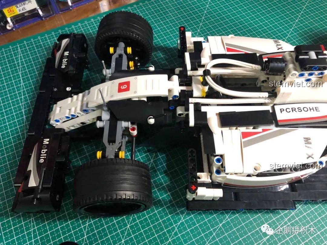Phần đầu xe của mô hình Mould King 13117 Xe Đua F1 đang được lắp ráp, thể hiện sự mạnh mẽ.