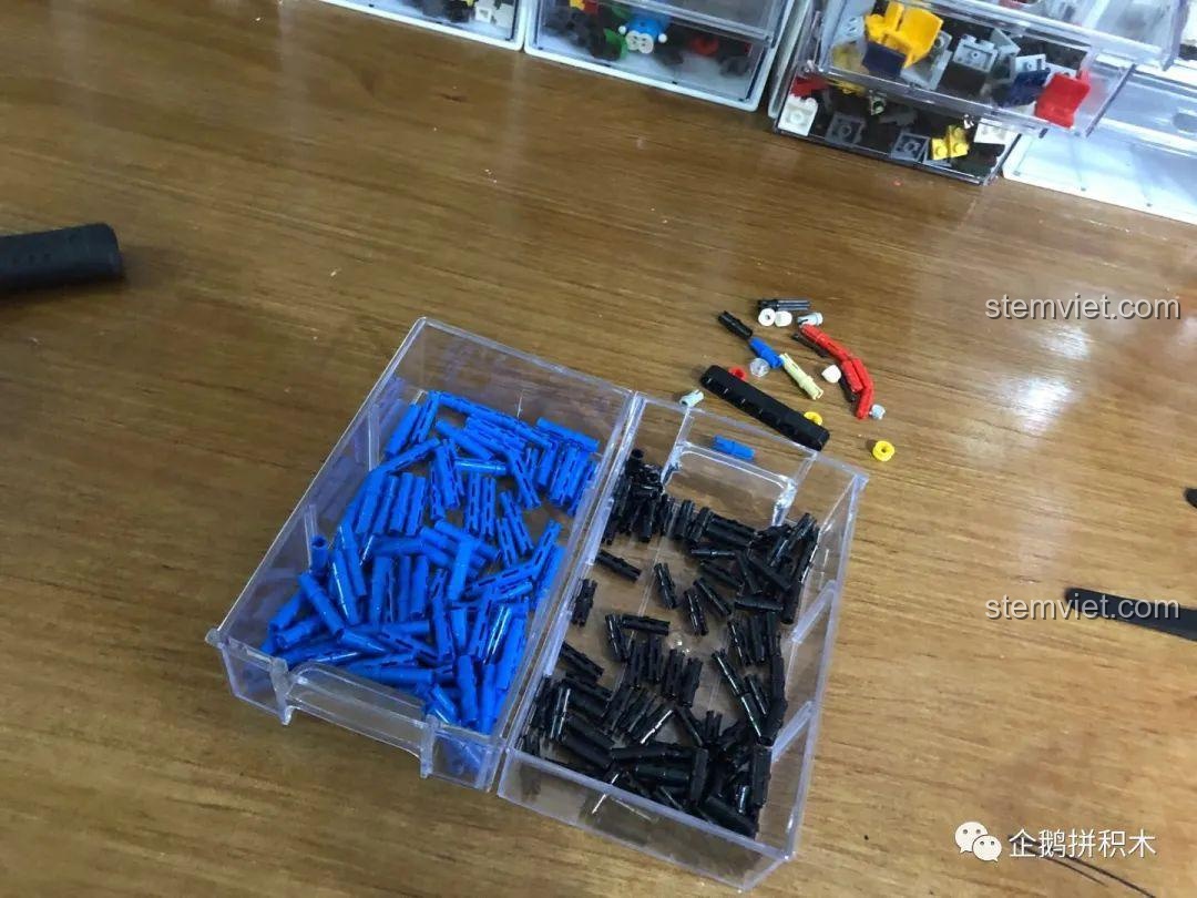 Hướng dẫn lắp ráp động cơ 6 xi lanh của bộ Mould King 13117 Xe Đua F1, thể hiện tính năng cơ khí của mô hình.