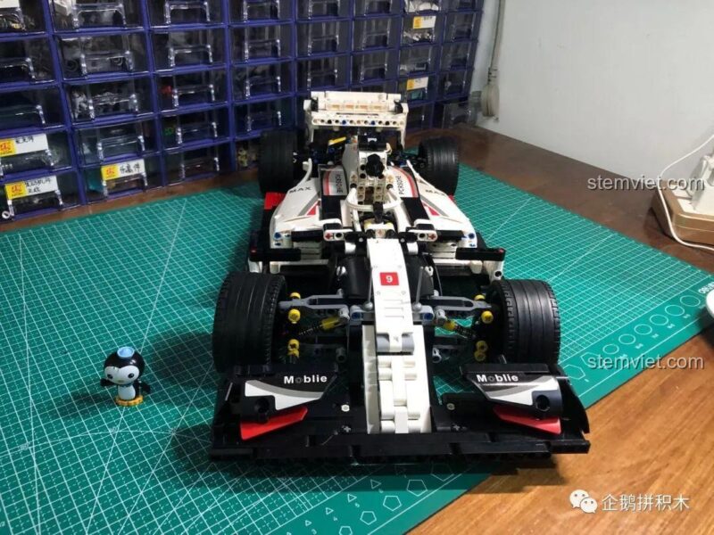 Cơ cấu lái của xe đua F1 Mould King 13117, sử dụng bánh răng và thanh răng để điều khiển hướng.