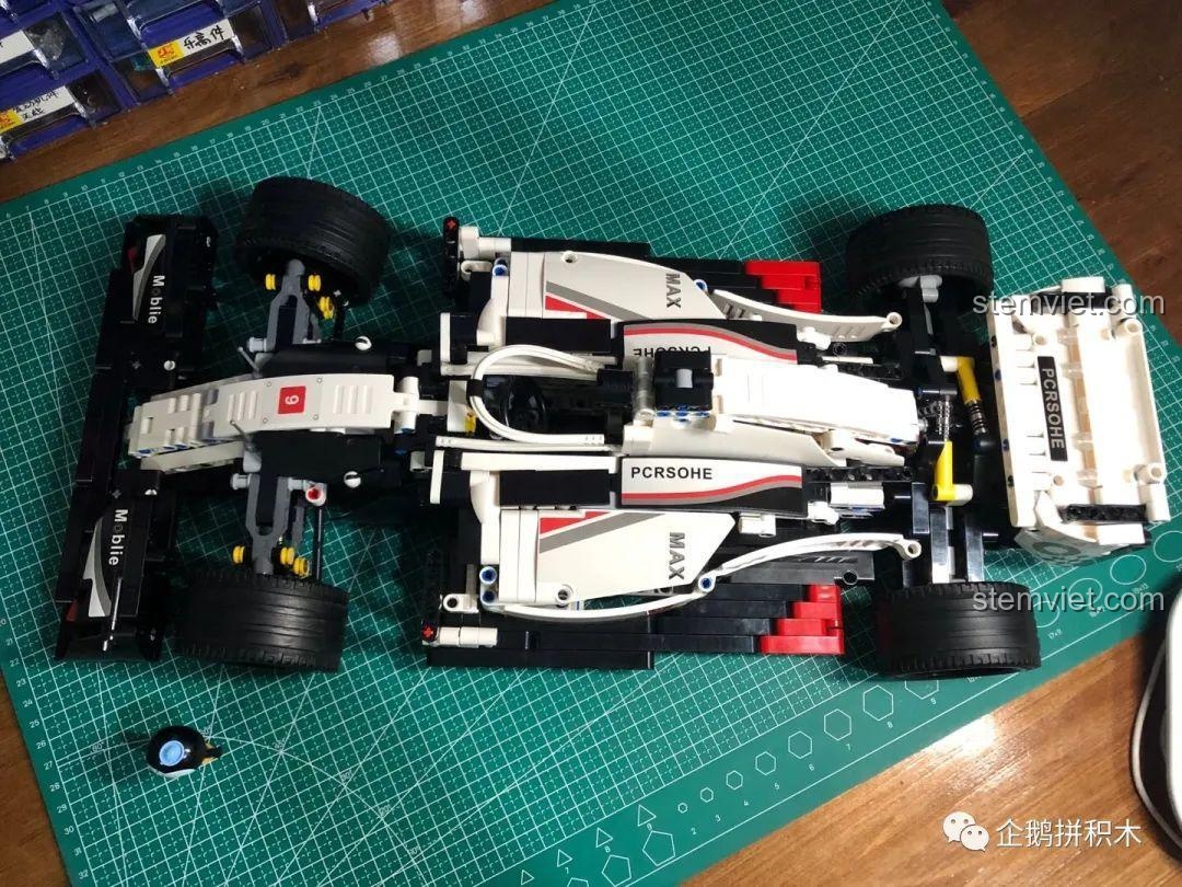 Mô hình xe đua F1 Mould King 13117 đang trong quá trình lắp ráp, dần hiện rõ hình dáng.