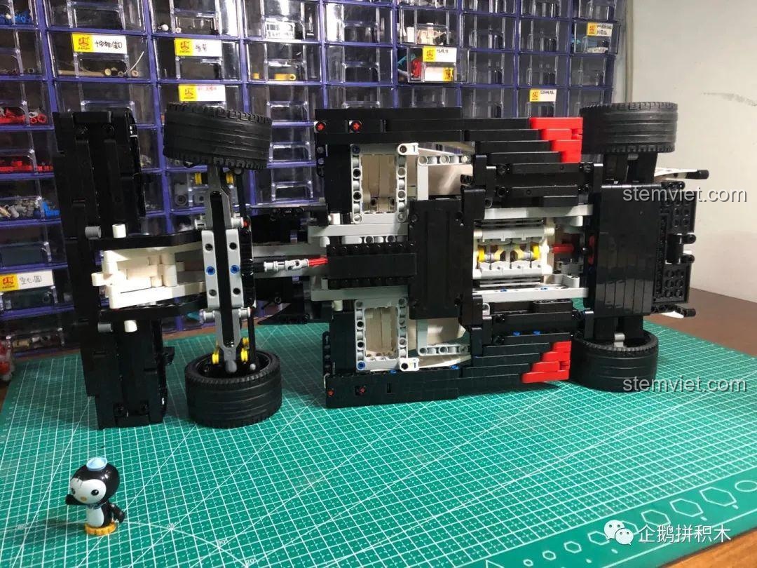 Phần gầm xe của mô hình Mould King 13117 Xe Đua F1, cho thấy cấu trúc phẳng và chắc chắn.