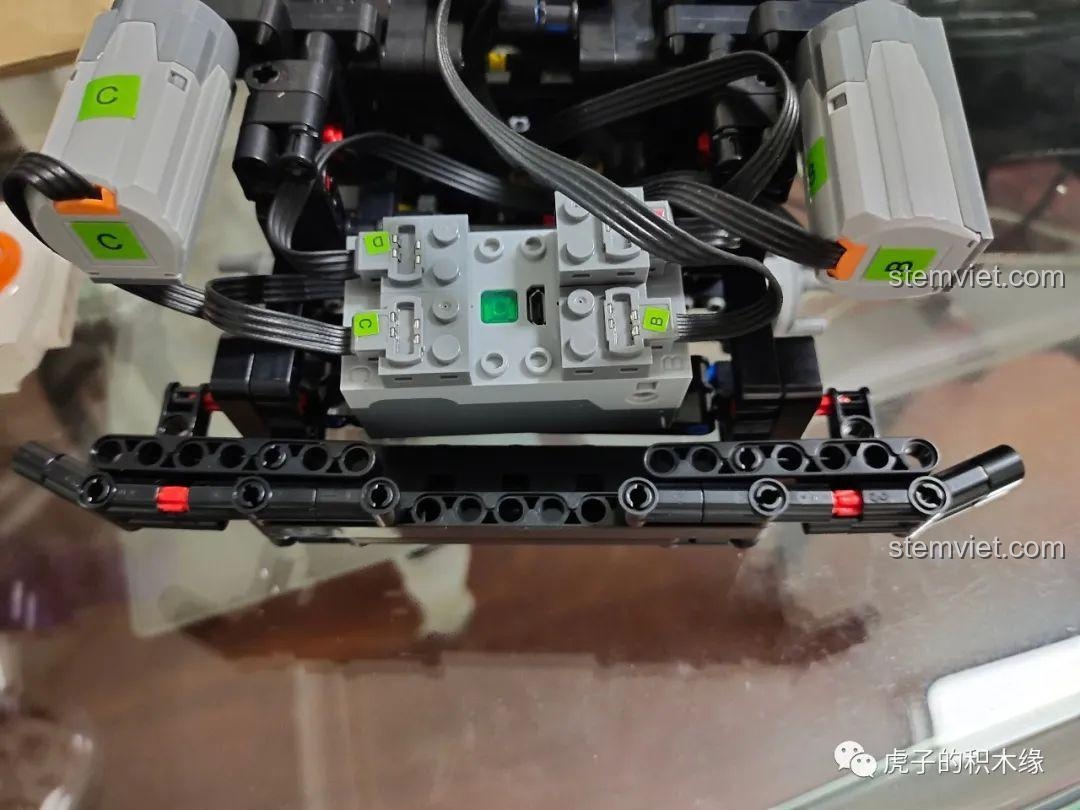 Hệ thống dây điện được bố trí gọn gàng trên khung xe sau khi lắp đặt các động cơ từ bộ động cơ Mould King 13124D.