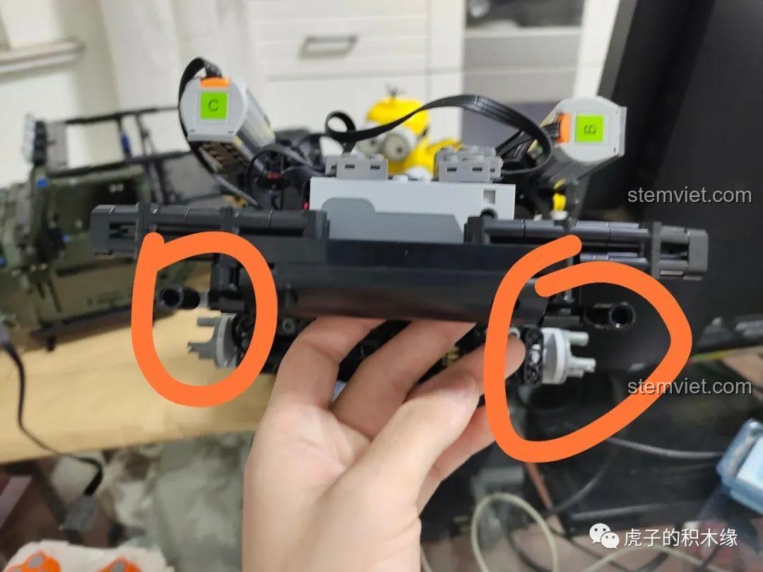 Cận cảnh phần cản trước và hệ thống treo sau khi được nâng cấp với bộ động cơ cho xe Jeep Rubicon, sẵn sàng chinh phục địa hình.