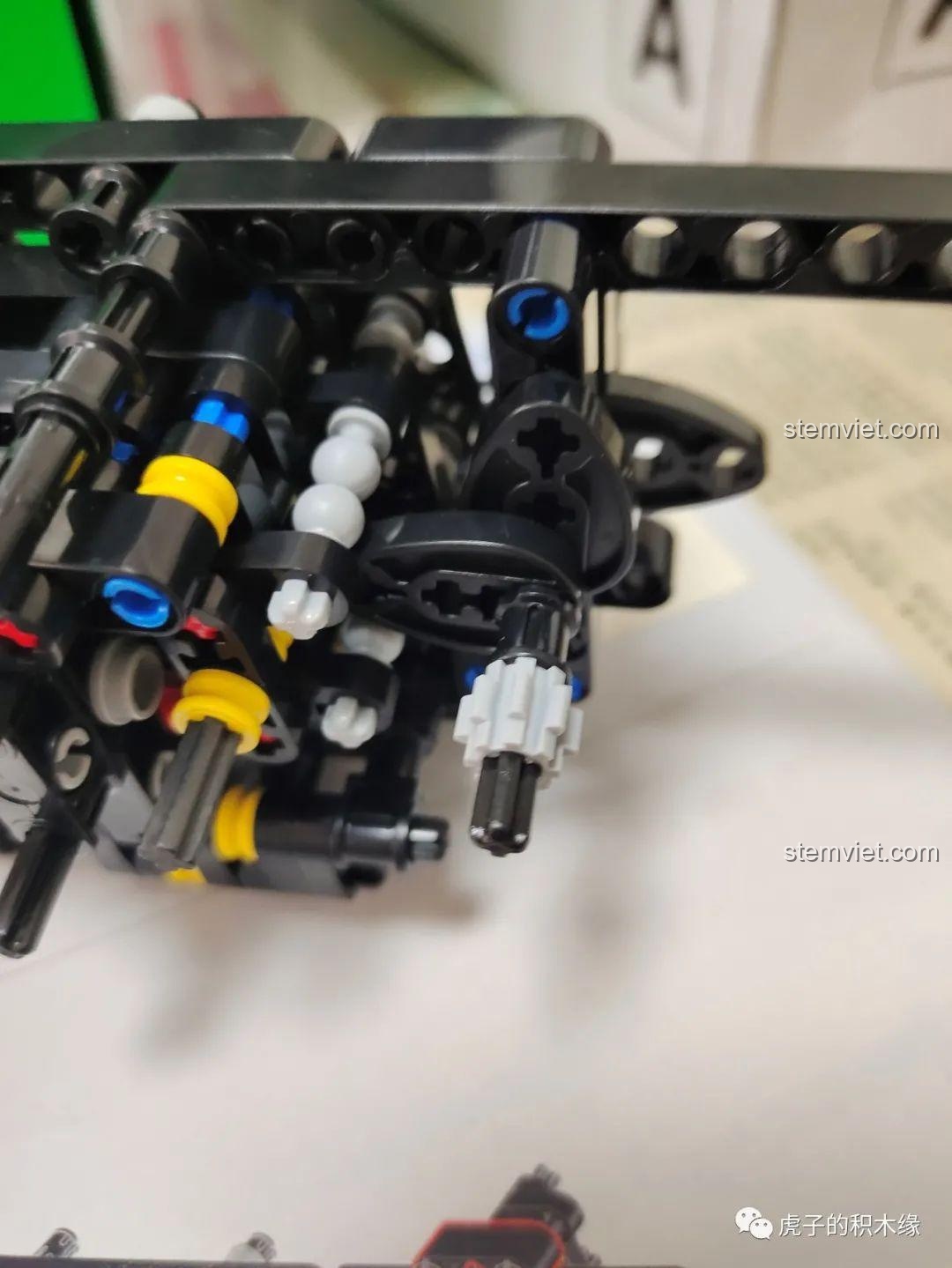 Một góc nhìn khác về cơ cấu hộp số của bộ nâng cấp RC 13124D, cho thấy các bánh răng và trục truyền động được sắp xếp dày đặc.