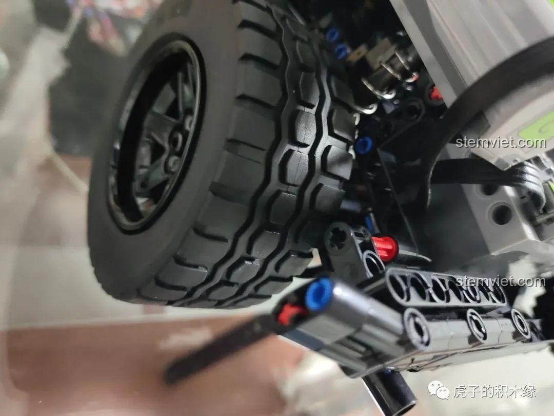 Góc nhìn cận cảnh bánh xe và hệ thống treo trước, thể hiện sự chắc chắn và chi tiết của bộ nâng cấp RC 13124D.