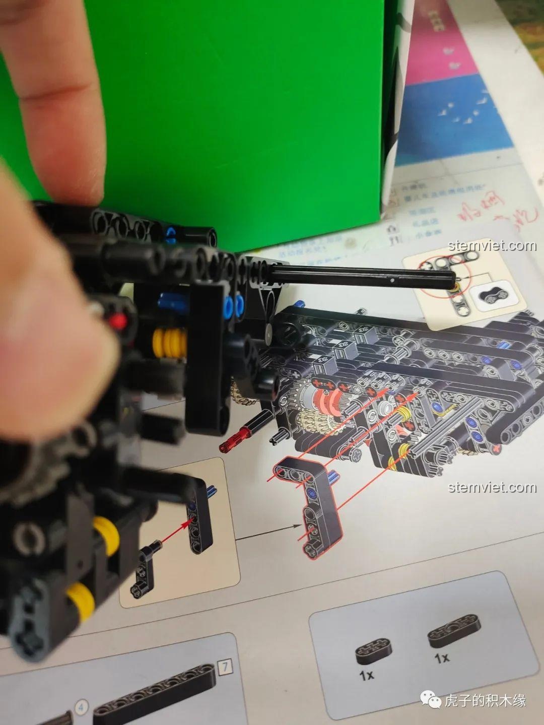 Hướng dẫn lắp ráp chi tiết một phần khung xe với bộ động cơ Mould King 13124D, đòi hỏi sự tập trung và kiên nhẫn.