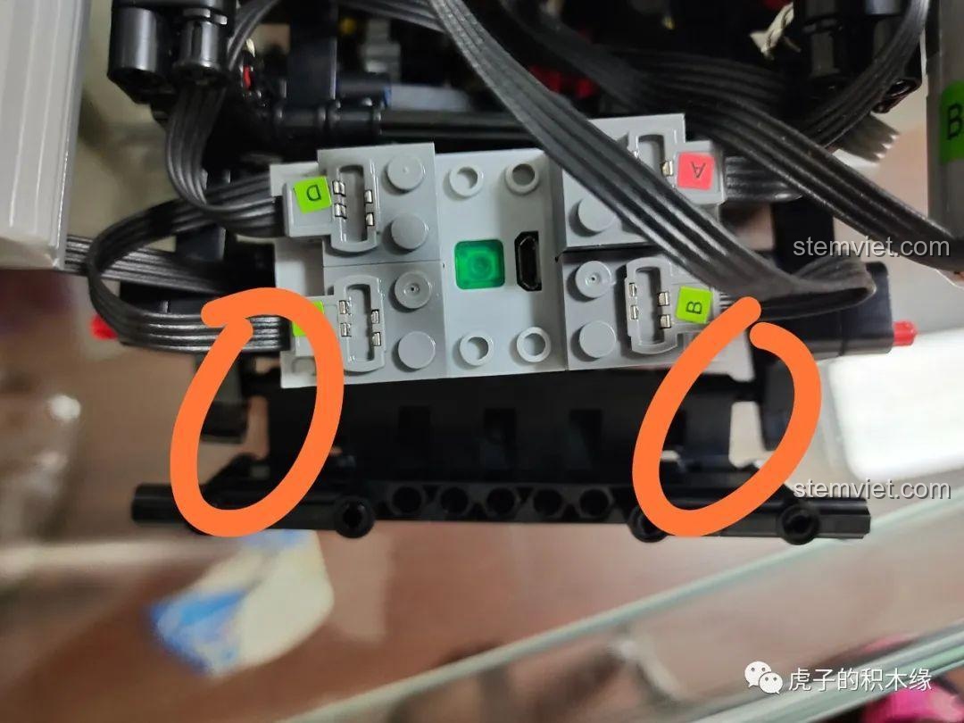 Hộp pin lithium và hệ thống dây điện được kết nối trong bộ Gói động lực RC cho xe Jeep địa hình Mould King, thể hiện phần điện tử của sản phẩm.