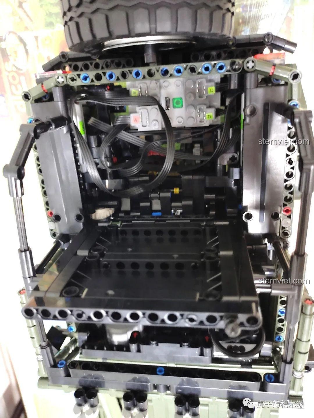 Khoang lái và vị trí đặt hộp pin của xe Jeep, cho thấy cách tích hợp các thành phần điện tử một cách khéo léo.