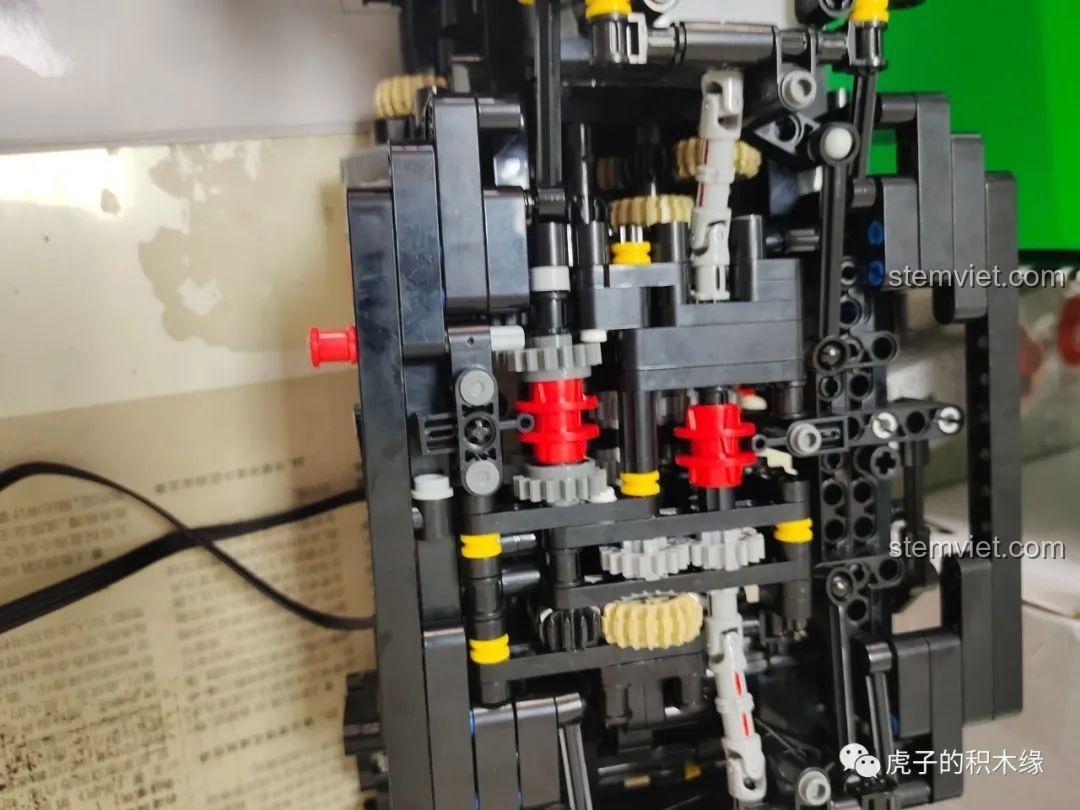 Toàn bộ khối động cơ và hộp số phức tạp của bộ động cơ Jeep Wrangler Rubicon, trái tim sức mạnh của chiếc xe điều khiển từ xa.