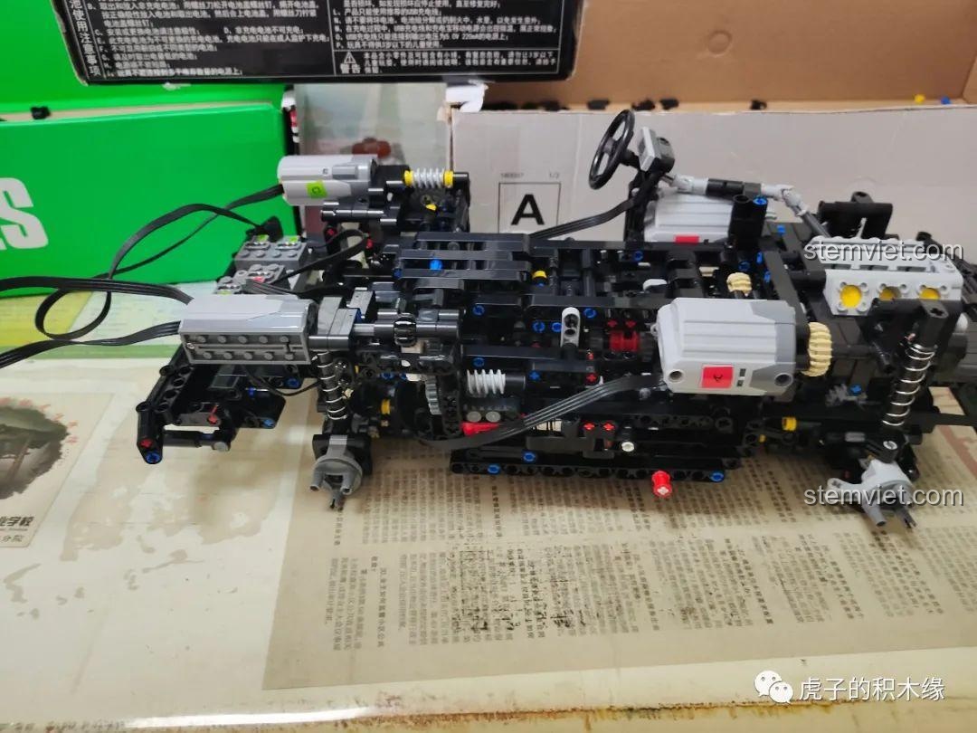 Khung gầm hoàn chỉnh của xe Jeep Wrangler sau khi lắp đặt bộ phụ kiện lắp ráp Mould King, sẵn sàng để lắp phần thân vỏ.