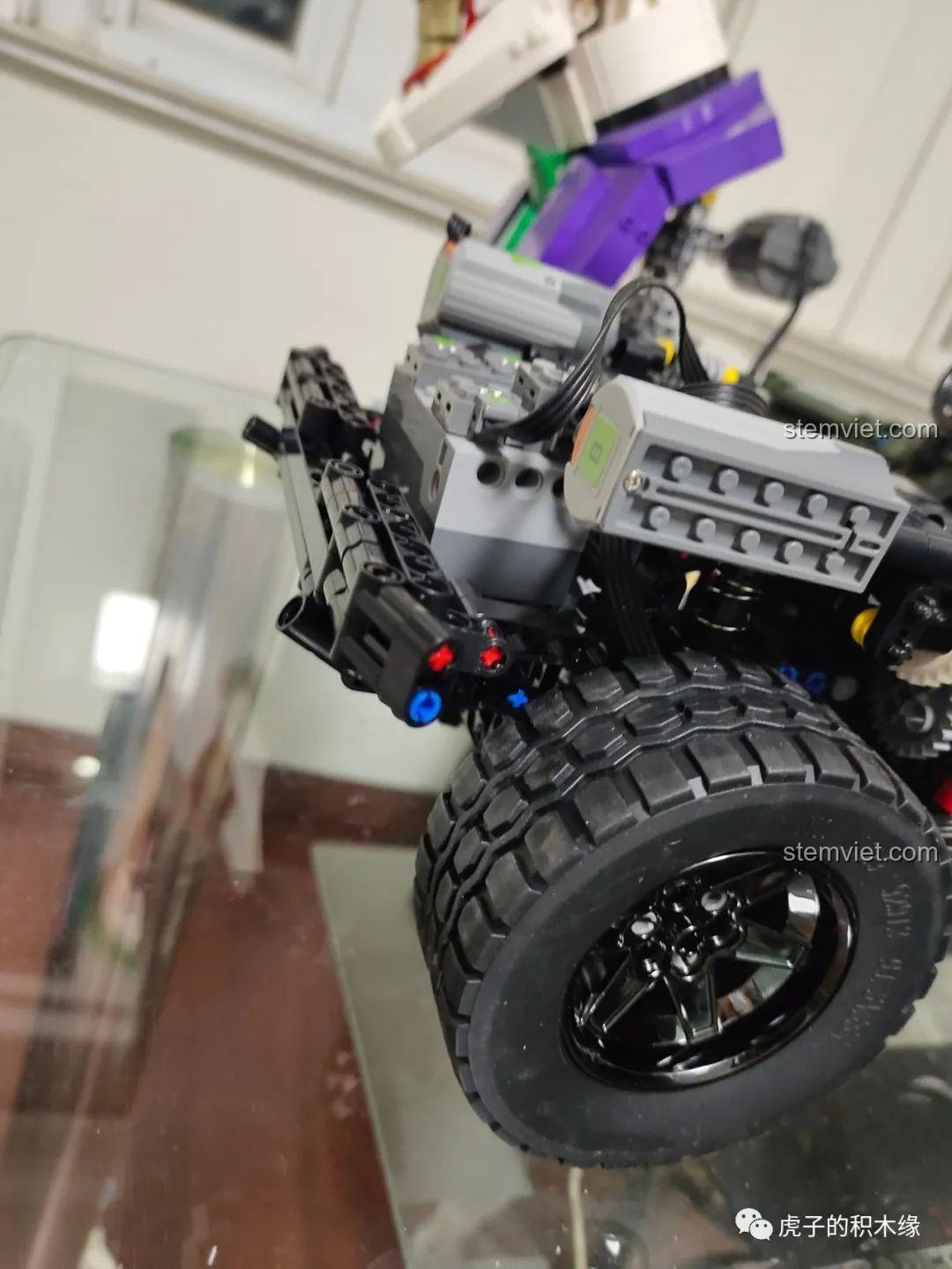 Bánh xe địa hình cỡ lớn được lắp vào khung xe Jeep, cho thấy vẻ ngoài hầm hố và khả năng off-road vượt trội sau khi nâng cấp.