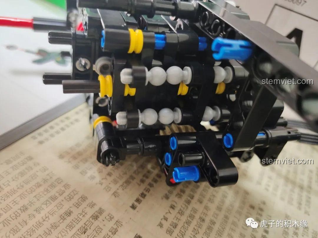 Hộp số tuần tự đang được lắp ráp từ bộ phụ kiện lắp ráp Mould King 13124D, thể hiện sự phức tạp và tinh xảo của cơ cấu cơ khí.