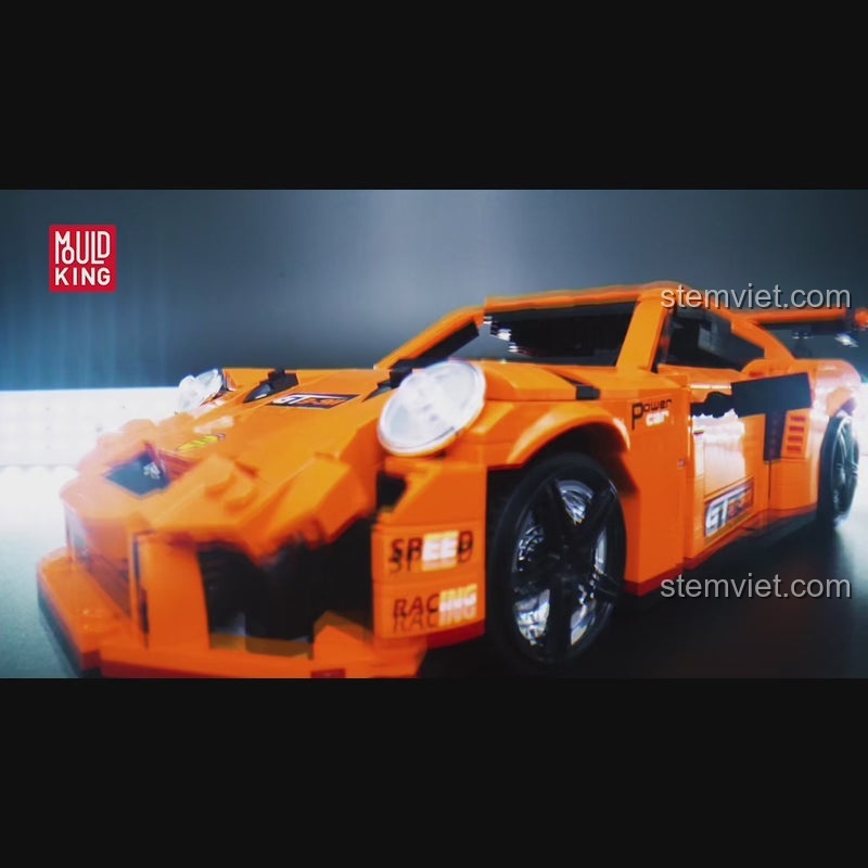 Góc nhìn từ phía sau của bộ lắp ráp Mould King 13129, khoe cánh gió và ống xả.