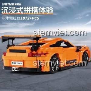 Cửa xe của bộ xếp hình Xe thể thao Porsche GT3 RS có thể mở, nội thất chi tiết.