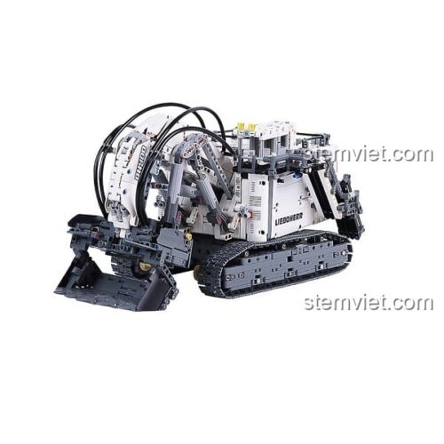 Một người đang cầm trên tay bộ lắp ráp Mould King 13130 Máy xúc mỏ Terex RH400, thể hiện kích thước ấn tượng của mô hình. Đồ chơi cho con trai 12 tuổi.
