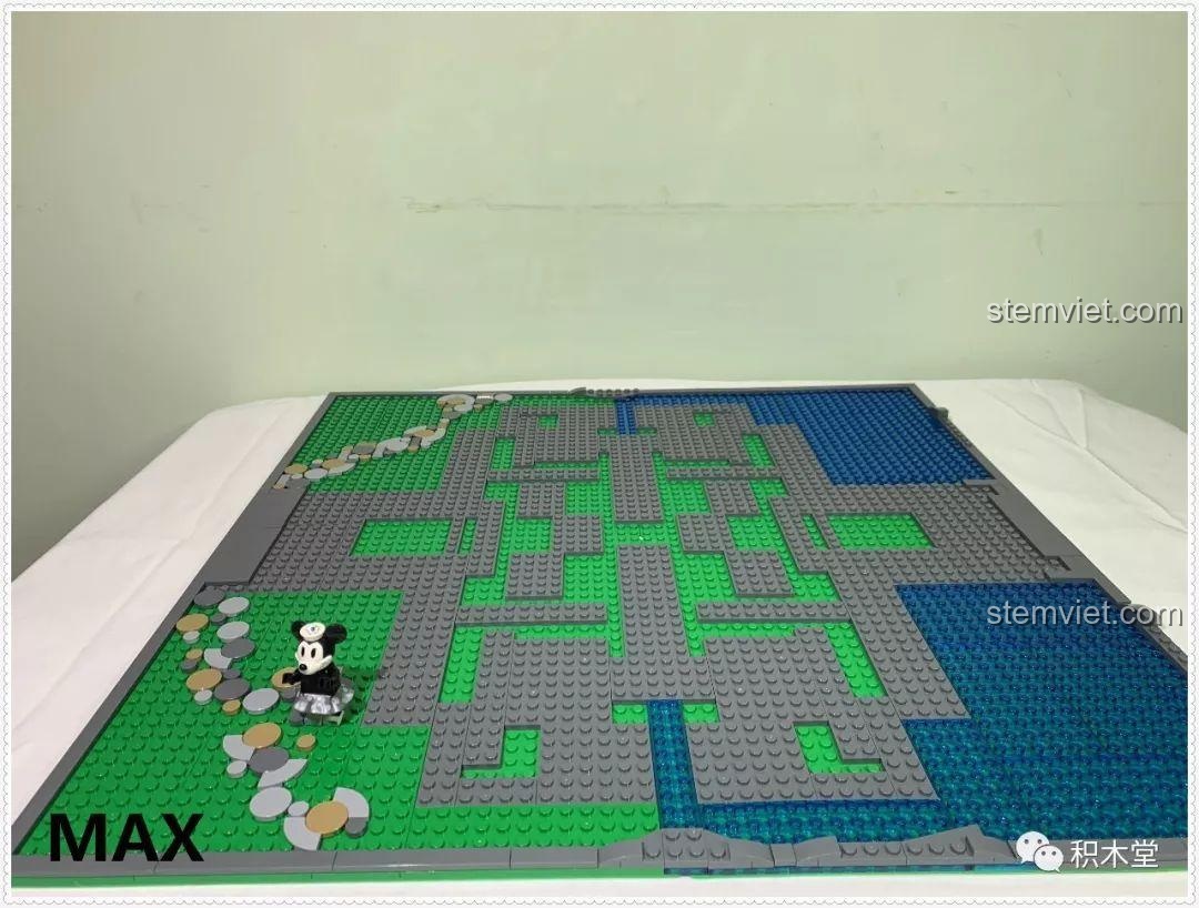 Nền móng và cảnh quan xung quanh của bộ Lâu đài trong mơ 13132 đã hoàn thành.