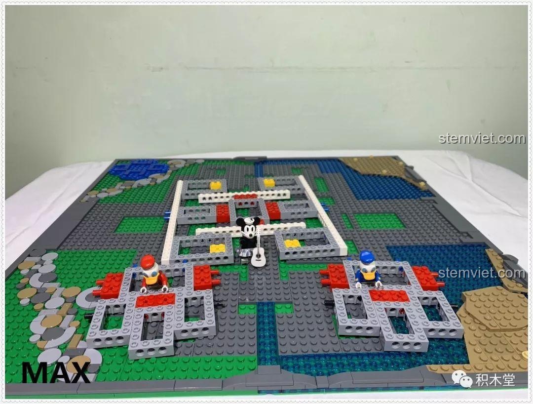 Các nhân vật cùng nhau lắp ráp phần khung của Lâu đài cổ tích 13132.