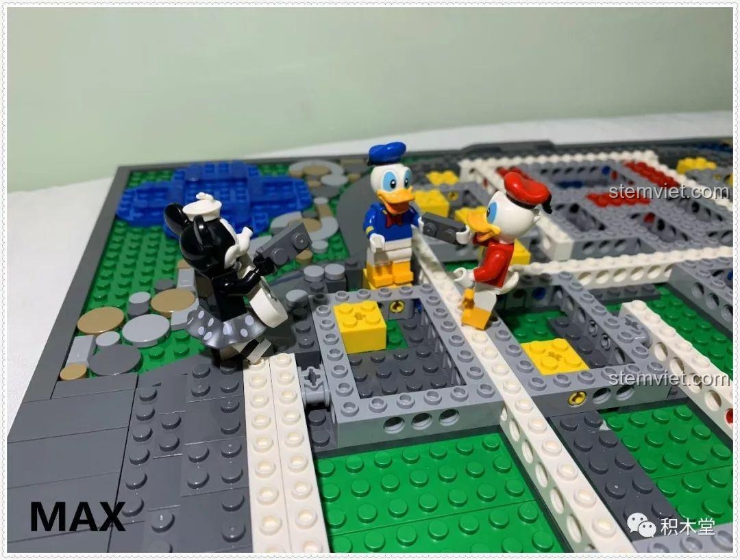 Hai nhân vật Vịt Donald đang tranh cãi về cách lắp ráp Lâu đài Disney 13132.