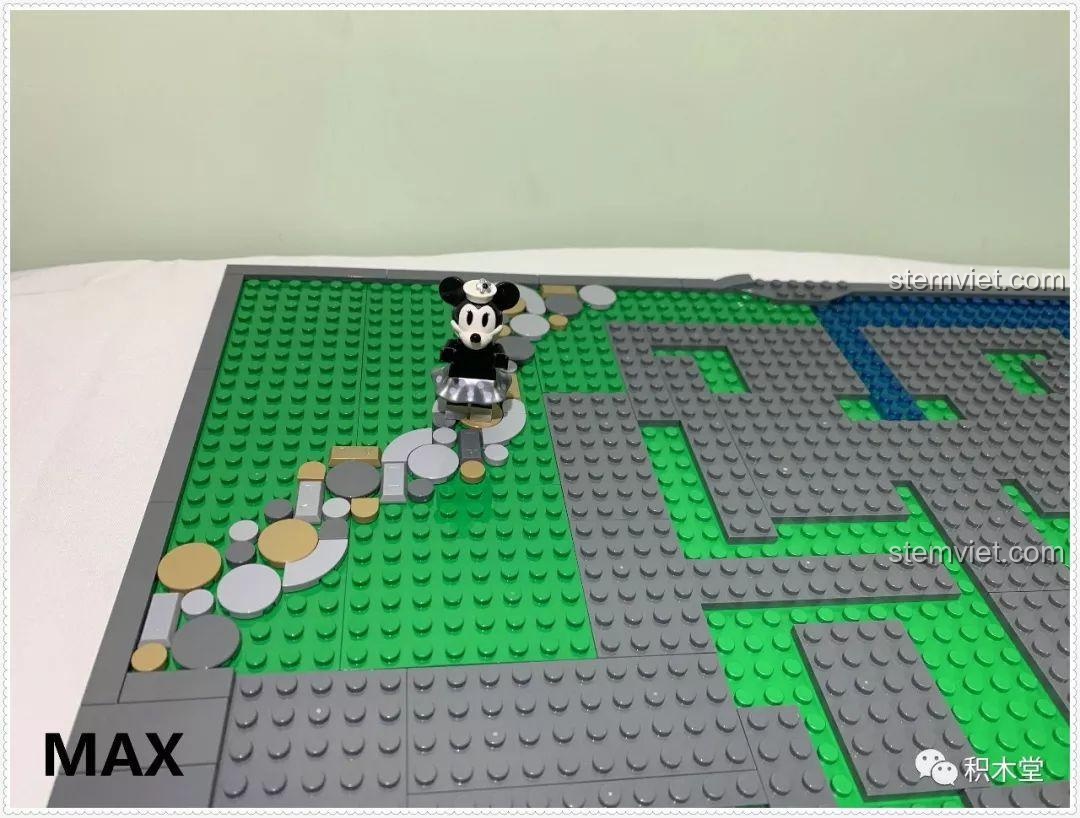 Minifigure Vịt Donald tham gia xây dựng Lâu đài Disney 13132.