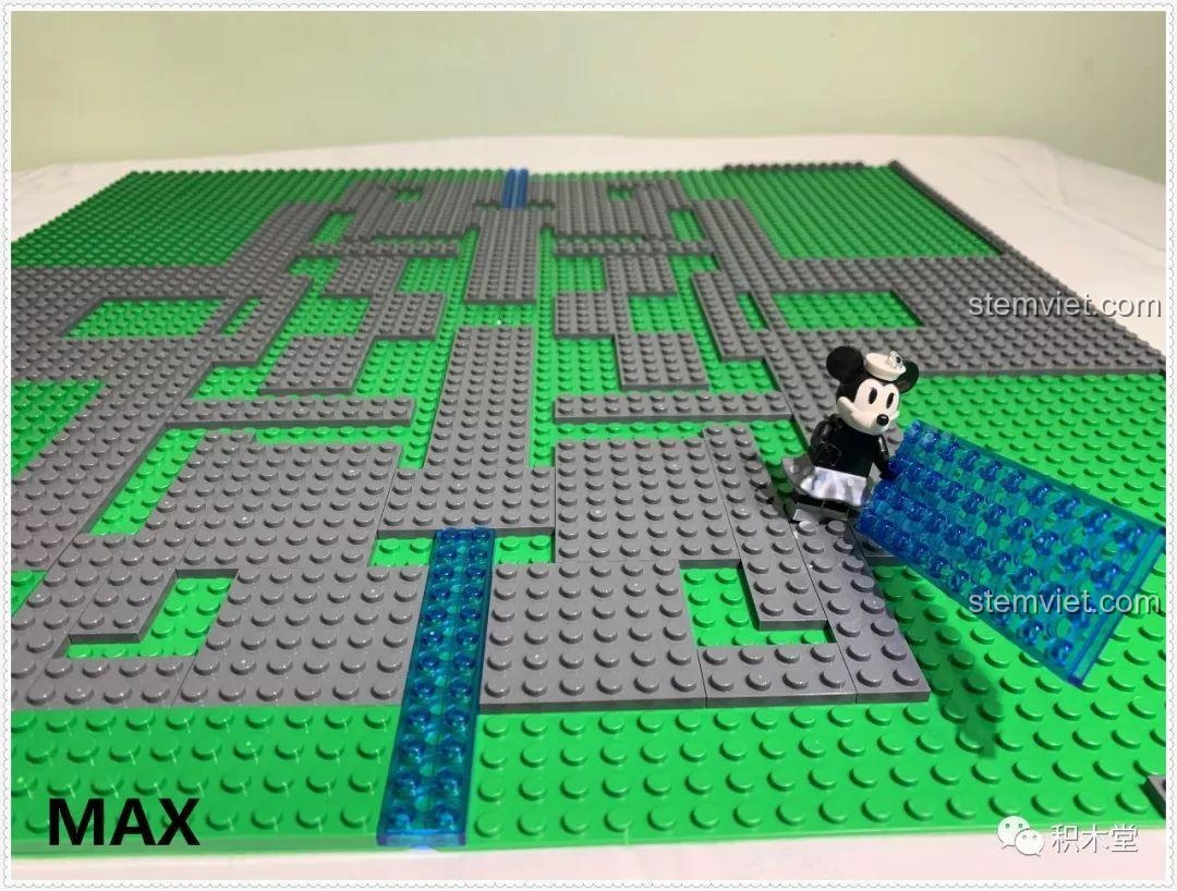 Lắp ráp phần hồ nước màu xanh trong suốt cho bộ đồ chơi Lâu đài trong mơ 13132.