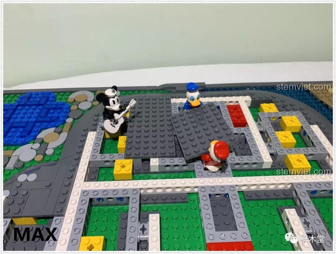 Chuột Mickey giảng hòa cho hai chú Vịt Donald trong lúc xây dựng Lâu đài 13132.