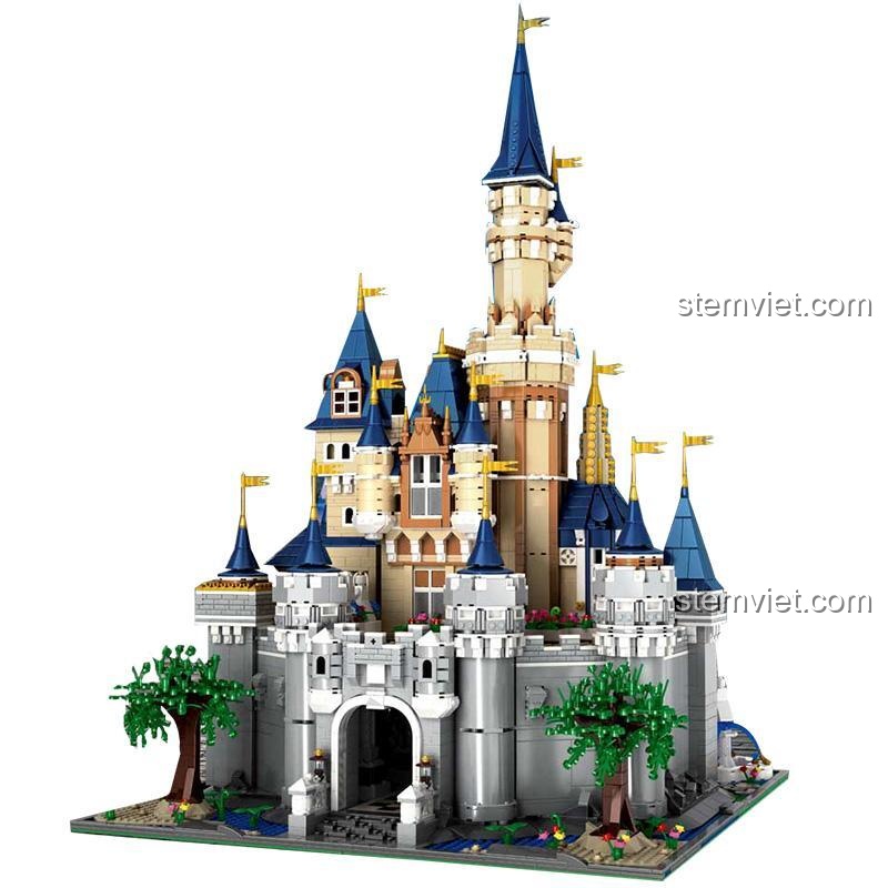 Mô hình Lâu đài cổ tích 13132 từ Mould King nhìn từ góc nghiêng, khoe trọn vẻ đẹp của các tòa tháp và kiến trúc phức tạp.