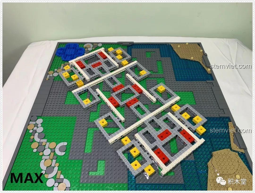 Khung sườn của Lâu đài trong mơ 13132 đang được dựng lên.