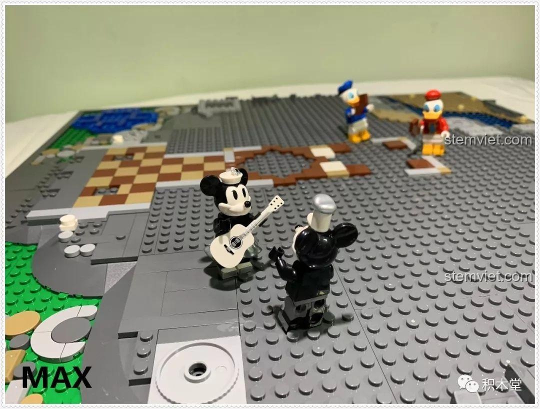 Hai nhân vật Vịt Donald đang làm việc trên sàn tầng một của Lâu đài Disney 13132.