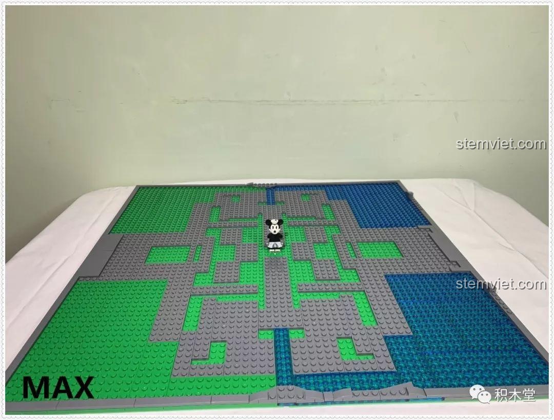 Minifigure Chuột Mickey đứng giữa nền móng rộng lớn của Lâu đài cổ tích 13132.