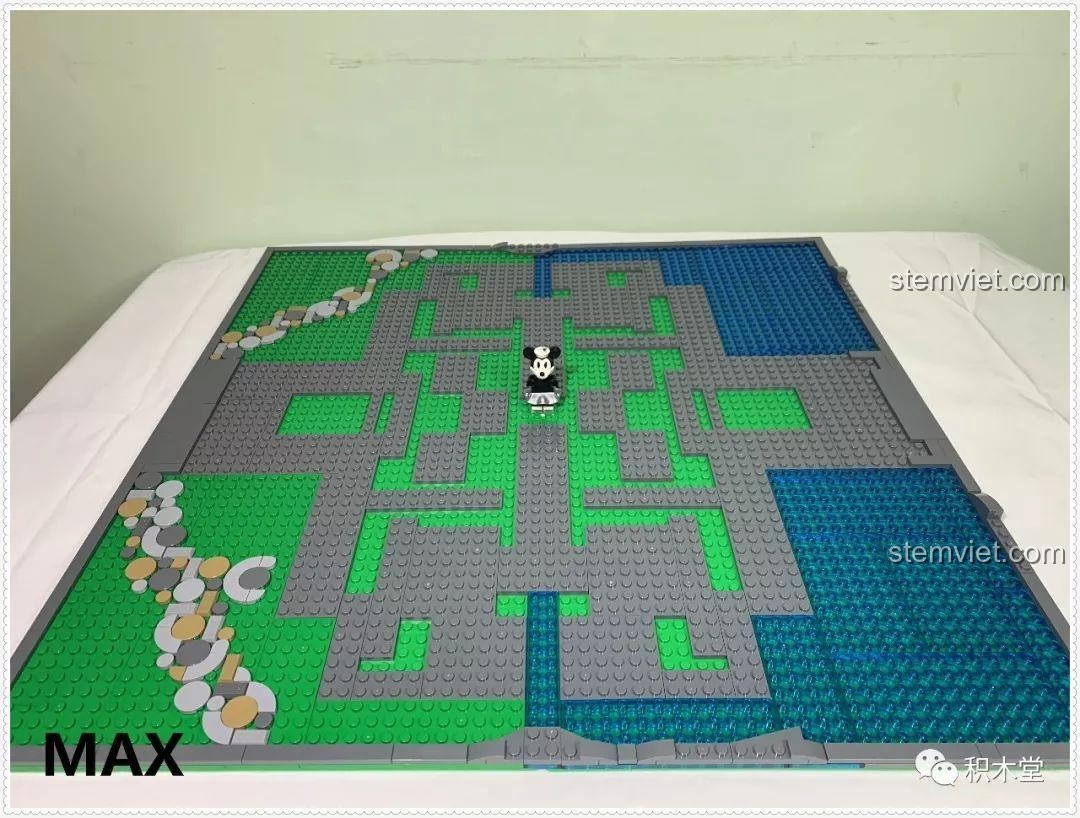 Cận cảnh con đường sỏi và hồ nước của bộ lắp ráp Lâu đài Disney 13132.