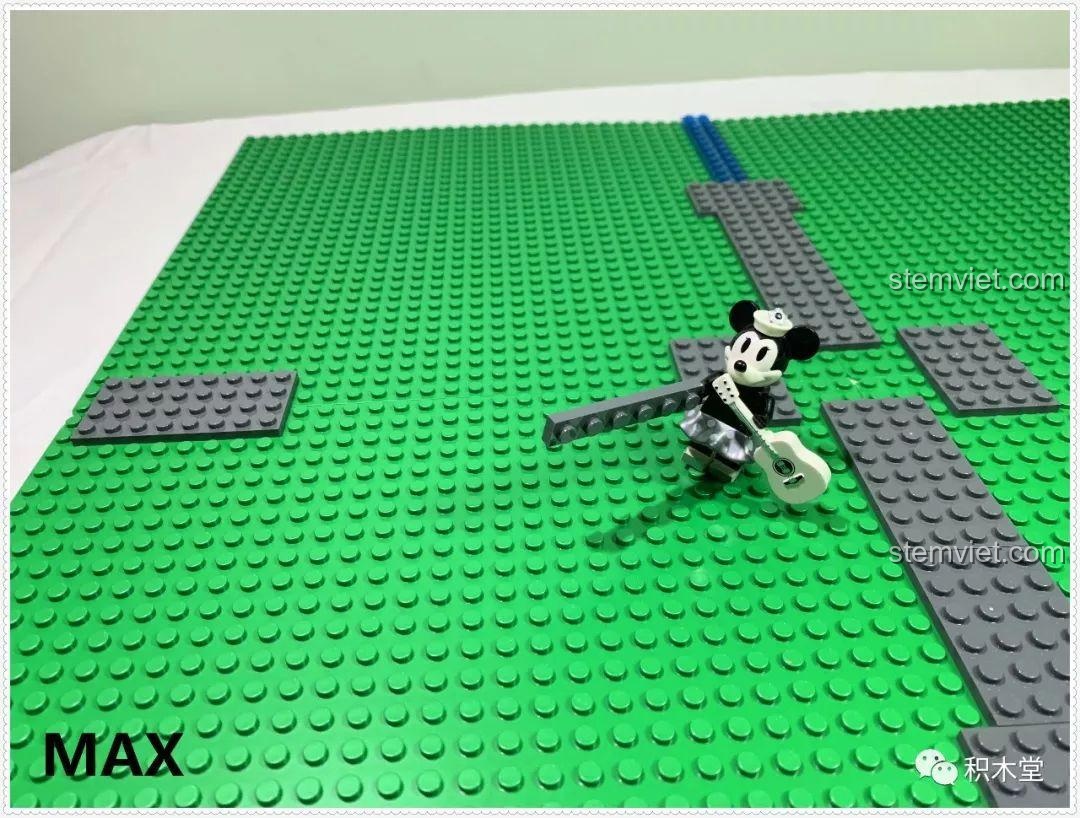 Minifigure Chuột Mickey đứng trên nền móng đang xây dựng của bộ lắp ráp 13132.