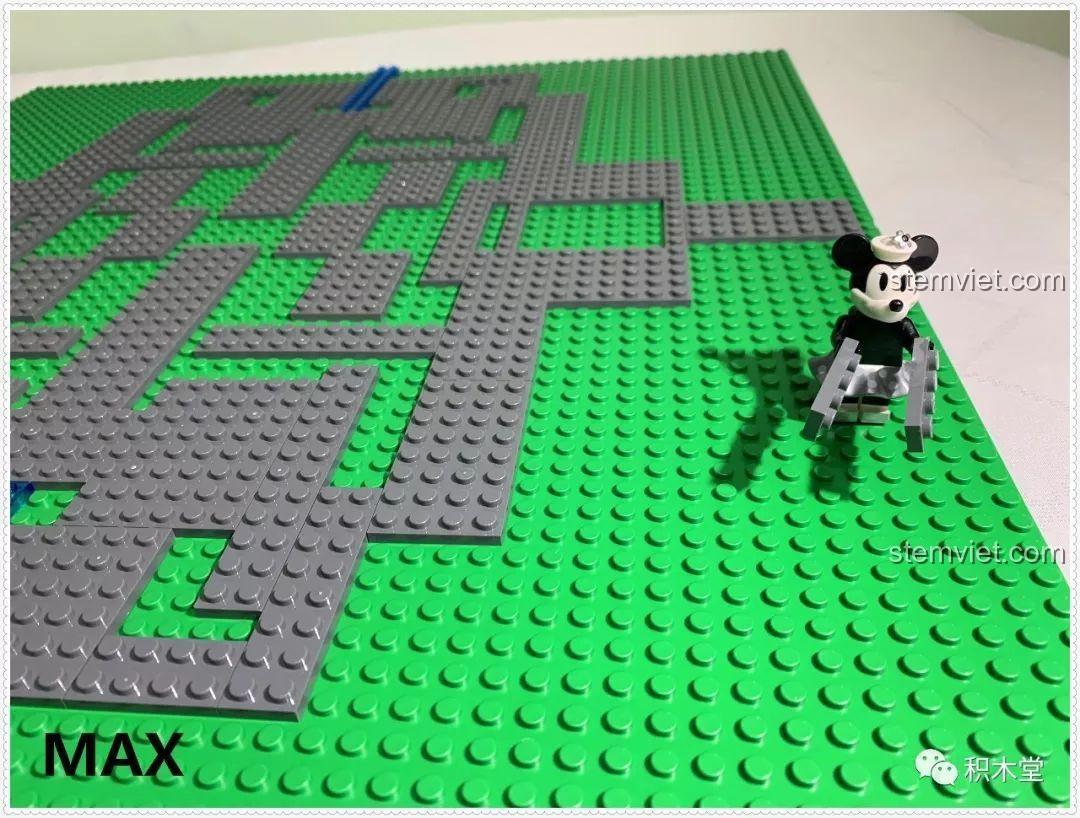 Nền móng của Lâu đài Disney 13132 đang dần hình thành với các lớp gạch xám.