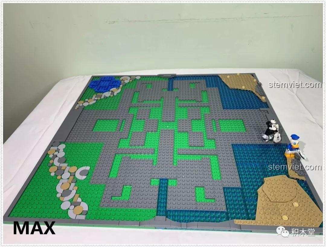 Minifigure Chuột Mickey đứng giữa nền móng đã hoàn thiện của Lâu đài 13132.