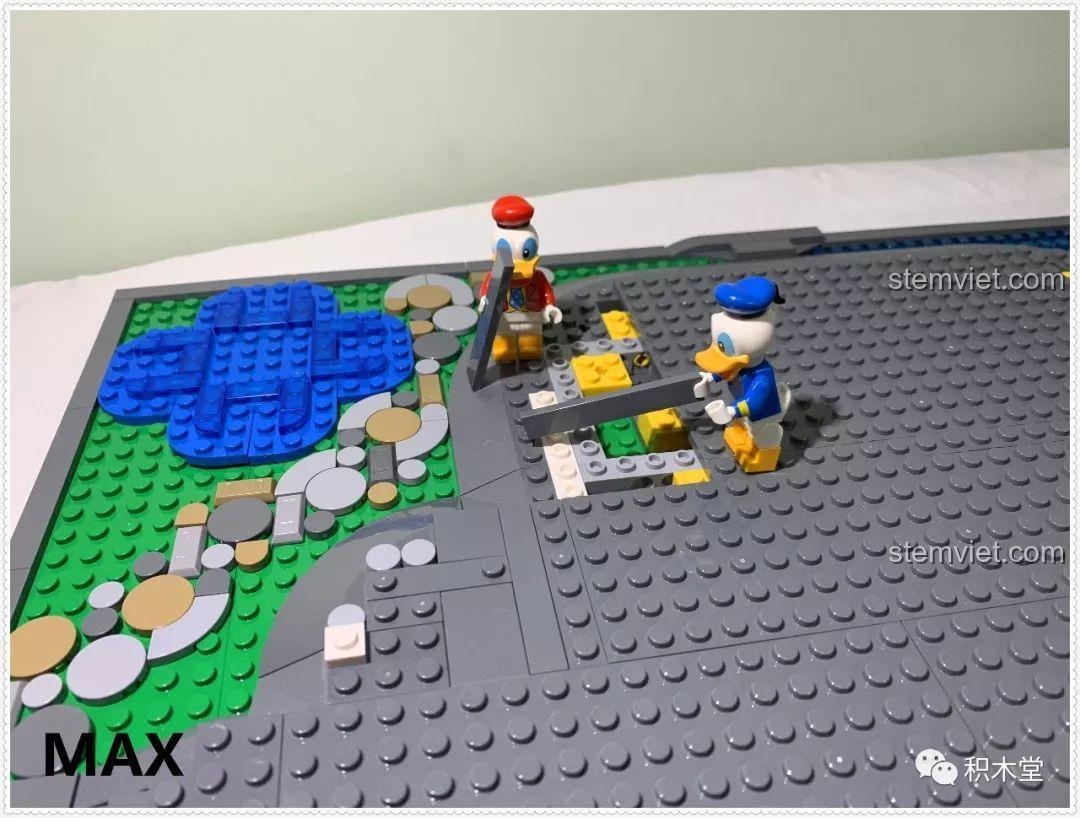 Lắp ráp sàn tầng một của Lâu đài cổ tích Mould King 13132.