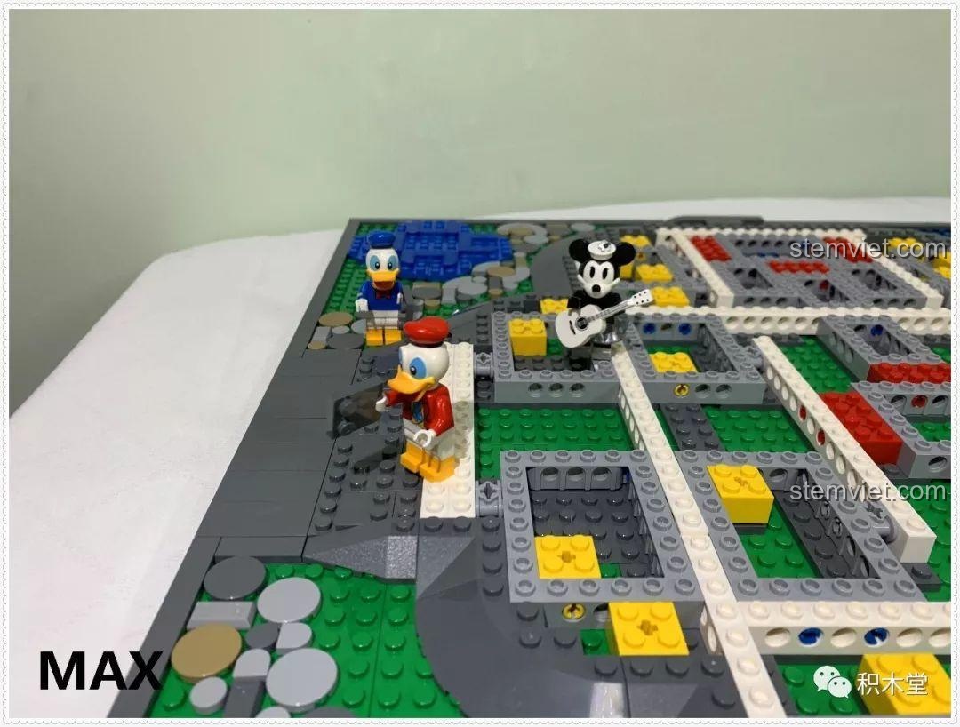 Nền móng vững chắc của Lâu đài cổ tích Mould King 13132 đã hoàn thành.