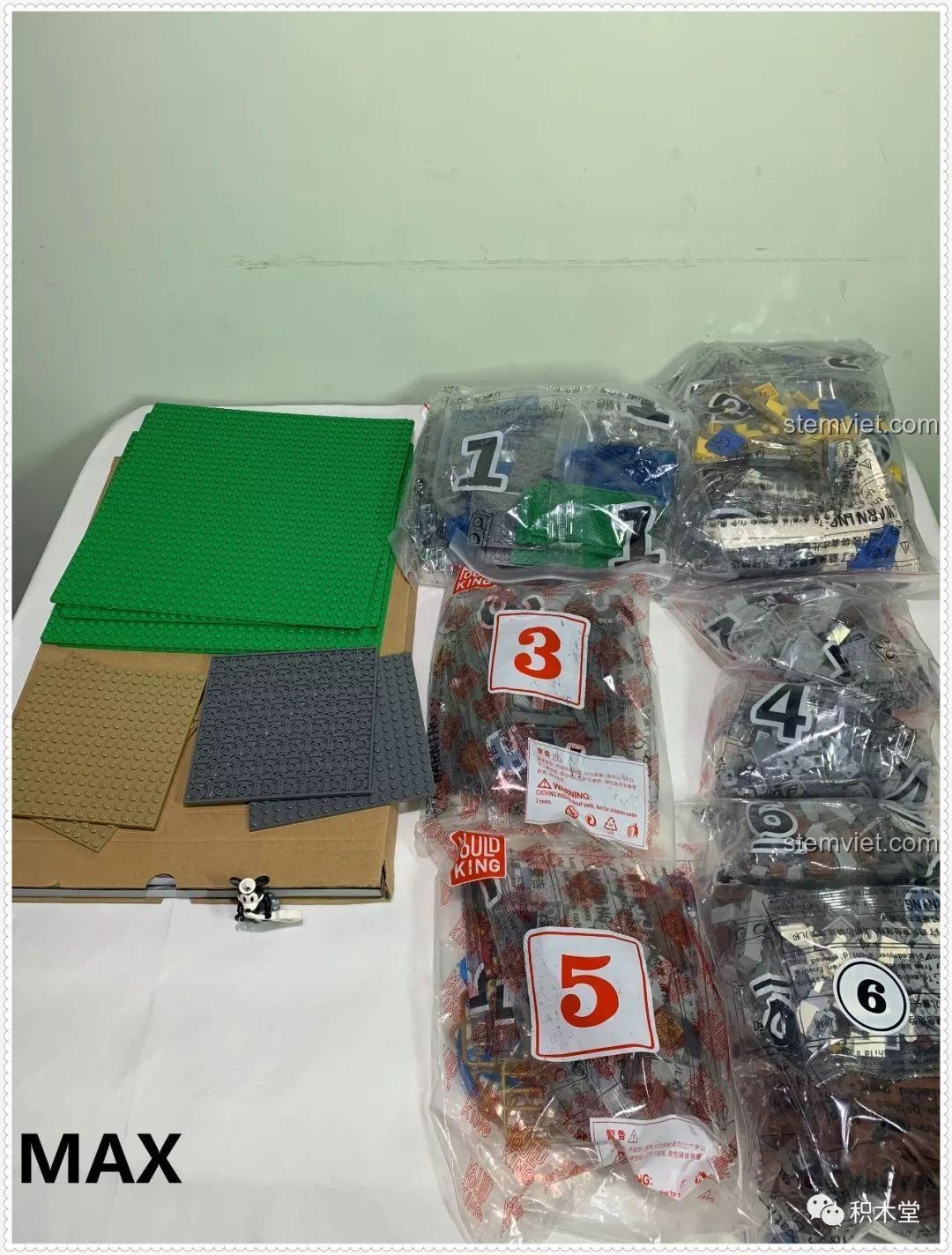 Các túi mảnh ghép được đánh số và các tấm đế lớn của bộ Lâu đài cổ tích 13132.