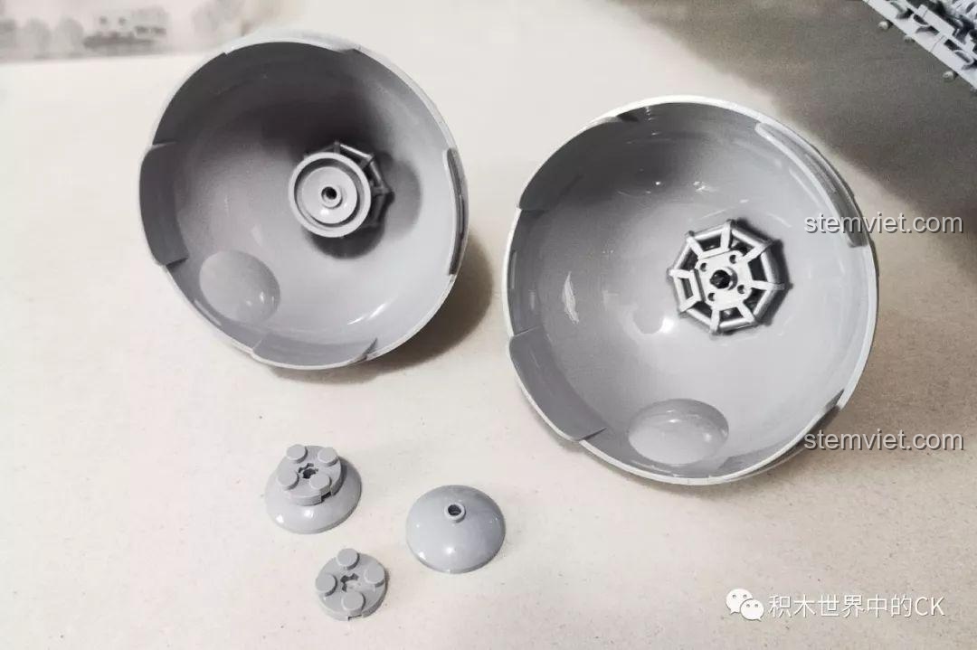 Bên trong động cơ của bộ lắp ghép Mould King 13135 Tàu khu trục Ngôi sao Hoàng gia Monarch, thiết kế tinh xảo